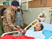 آرمی چیف کی بھارت کو شکست فاش دینے والے بہادر سپوتوں کی عیادت