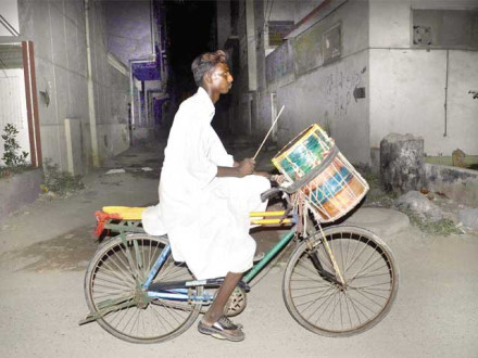 بلندعمارتوں اورفلیٹ کلچرکے فروغ سے سحری جگانے والوںکی ضرورت نہیں رہی،شہری موبائل الارم استعمال کرتے ہیں۔ فوٹو : ایکسپریس