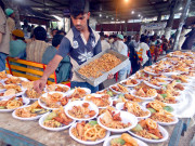 رمضان المبارک میں عوامی افطار دسترخوان کا رجحان بڑھنے لگا