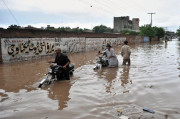 بارش کے بعد سڑکوں پر گڑھے پڑگئے موٹر سائیکل سوار پریشان