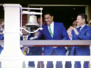 وقار یونس نے روایتی گھنٹی بجاکر تیسرے دن کے کھیل کا آغاز کیا