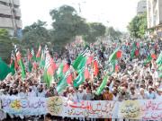 شہرمیں بدامنی سیاستدان اورعوام گاڑیوں پرپارٹی پرچم و تصاویر لگانے سے گریزاں