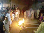 اورنگی ٹاؤن میں پانی کے ستائے مشتعل مکین سڑک پر نکل آئے