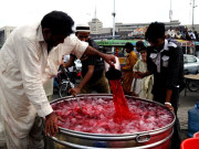 افطار میں ٹھنڈے شربت پینے سے گلے کا وائرس شدت اختیار کر گیا