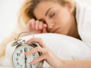 اگر خواتین دیر سے جاگیں تو یہ عادت ان میں ڈپریشن کی وجہ بن سکتی ہے (فوٹو: فائل)