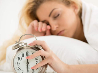 اگر خواتین دیر سے جاگیں تو یہ عادت ان میں ڈپریشن کی وجہ بن سکتی ہے (فوٹو: فائل)