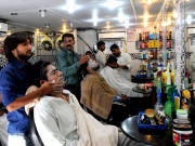 خوبصورت نظر آنے کا شوق سیلون اور ہیئر ڈریسرز کی دکانوں پر نوجوانوں کا رش