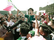 میکسیکن شائقین جشن منانے جنوبی کوریا کے سفارتخانے پہنچ گئے