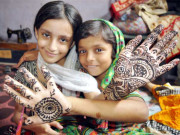 منہدی لگوائیے ۔۔۔ مگر احتیاط سے