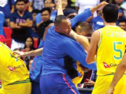 فلپائن اور آسٹریلیا کے باسکٹ بال میچ میں کورٹ میدان جنگ بن گیا