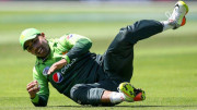 شاداب خان نے ناقابل یقین کیچ تھام لیا