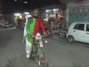 پی ٹی آئی کے جنونی ورکرکا سائیکل پرجھنڈا لے کرپورے ملک کے سفرکا عزم