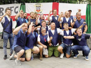 فٹبال ورلڈکپ سیکڑوں انگلش شائقین ویسٹ کوٹ پہن کر اسٹیڈیم پہنچ گئے