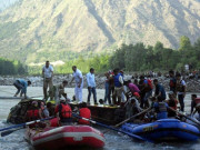 بھارت میں مسافر بس دريا ميں  گرنے سے 33 افراد ہلاک 14 زخمی