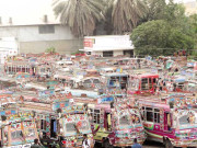 پولنگ عملے کیلیے گاڑیوں کی پکڑ دھکڑ بسیں کم ہونے سے مسافروں کو مشکلات