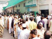 ووٹ ڈالنے کیلیے شناختی کارڈ کا حصول نادرا مراکز پر شہریوں کا رش