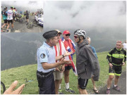 کرس فروم کو پولیس آفیسر نے کھینچ کر سائیکل سے اتار دیا