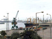 بندرگاہ پر بحری جہاز آتشزدگی کے بعد ڈوب گیا