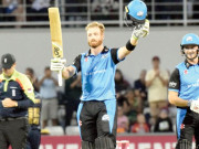 مارٹن گپٹل نے38 بالز پر 102 رنز جڑ دیے