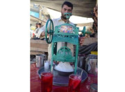 کراچی میں گرمی کی شدت سے شہری بے حال ٹھنڈے مشروبات کی مانگ بڑھ گئی  
