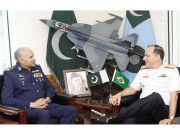 برازیلین آرمی چیف کا ائیر ہیڈ کوارٹرز کا دورہ فضائیہ دستے کی سلامی