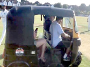 بھارت میں کرکٹرز تک ڈرنک پہنچانے کیلیے آٹو رکشہ کا استعمال