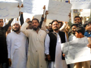 احتجاج کے باعث تجارتی سرگرمیاں بری طرح متاثر ہورہی ہیں 