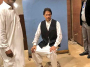 عمران خان نے فوٹو گرافر کی ویسٹ کوٹ پہن کر تصویر بنوالی