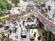 بے قابو ٹرک ناگن فلائی اوور سے نیچے گر گیا 