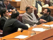 ڈاکٹر عامر لیاقت نے آصف زرداری کے قدموں میں بیٹھنے کا راز بتا دیا