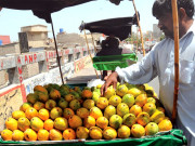 یومیہ 800ٹن سے زائد آم سبزی منڈی لایا جا رہا ہے پیٹی450 روپے تک بکنے لگی 