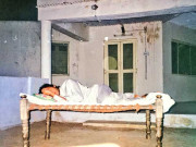 ننگرپارکر کی گرم رات عام چارپائی پر نیند عمران خان کی 21 سالہ پرانی تصویر وائرل