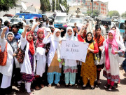 جناح اسپتال کا طلبا کو ہاؤس جاب دینے سے انکار سندھ میڈیکل یونیورسٹی کے طالب علموں کا دھرنا