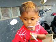 روزانہ 40 سگریٹ پینے والا تین سالہ بچہ