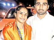 بھارتی ریسلرز نے ایئرپورٹ پر ہی منگنی کر لی