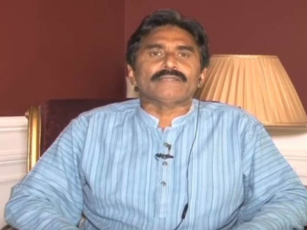 سابق کپتان جاوید میانداد کا عامر لیاقت کو الیکشن لڑنے کا چیلنج ۔  فوٹو : فائل