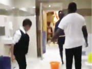 انگلش فٹبالر کی مسجد کے باتھ رومز کی صفائی کرتے ہوئے ویڈیو وائرل