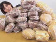 ایک ہی وقت میں 100 برگر کھا جانے والی جاپانی خاتون