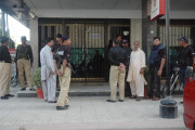 طارق روڈ پر بینک ڈکیتی ڈاکوؤں نے 3لاکھ روپے لوٹ لیے