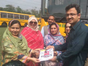 وفاقی حکومت نے تعلیمی اداروں کو ڈرائیورز کے بغیر ہی بسیں دے دیں