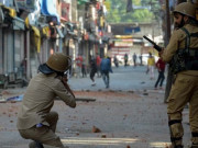 مقبوضہ کشمیر میں بھارتی فوجیوں کی مظاہرین پر فائرنگ متعدد افراد زخمی