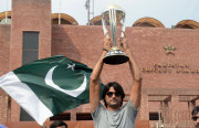 سزا یافتہ محمد عرفان کے ٹرافی اٹھانے پر انگلیاں اٹھنے لگیں