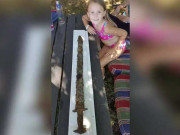 سوئیڈن کی جھیل سے 8 سالہ بچی نے 15 سو سال قدیم تلوار برآمد کرلی