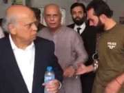 اساتذہ کو ہتھکڑیاں لگانے کا افسوسناک واقعہ