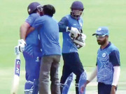 شائق نے میدان میں گھس کر روہت شرماکا گال چوم لیا