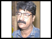 سنار کا امن و آشتی کا پیغام لکڑی پر قیمتی پتھروں سے 22 ممالک کے جھنڈے بنائے