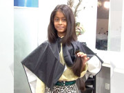 کینسر کے مریضوں کی وگ کیلیے خواتین نے لمبے بال کٹوا دیے