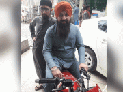 پشاور پولیس نے سکھوں کو بغیر ہیلمٹ موٹرسائیکل چلانے کی اجازت دیدی