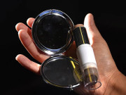 خواتین کو تیزاب کے حملے سے بچانے والا ’میک اپ‘ تیار