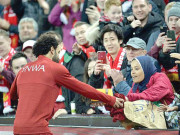 محمد صلاح نے تحفے کے بدلے میں اپنی شرٹ خاتون شائق کو دے دی